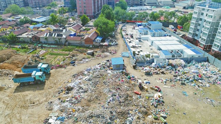 濟(jì)南美里新居小區(qū)西鄰，建筑垃圾堆放多年成山