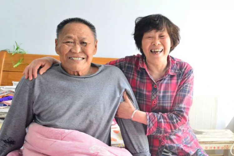 淄博好妻子照顧癱瘓丈夫45年！溫情詮釋“執(zhí)子之手 與子偕老”