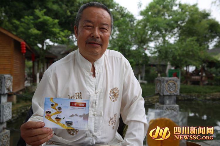 "糖画"艺人张先林写下祝福