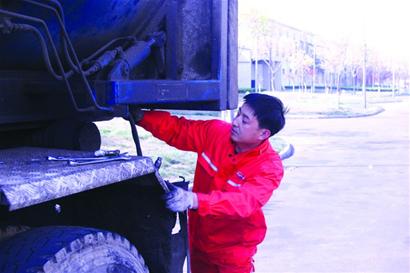 手到病除的垃圾中轉車“醫生” 與酸臭味打交道14年