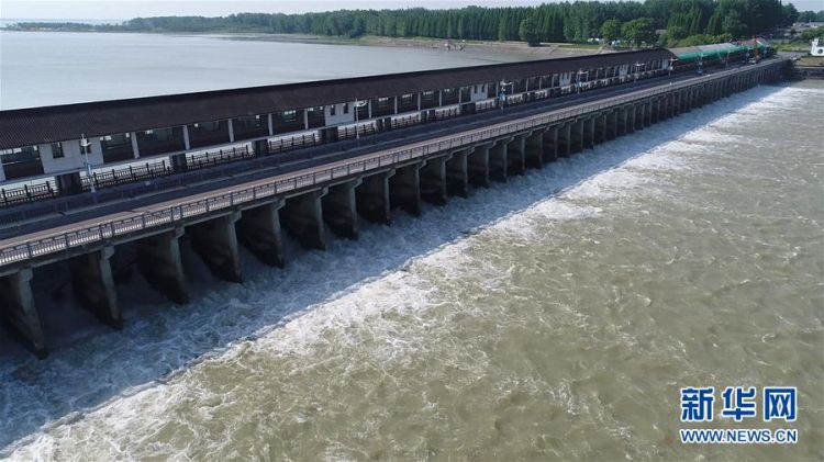 江苏洪泽湖三河闸开闸泄洪(组图)