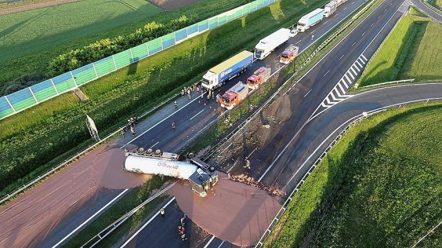 卡車側翻 12噸巧克力漿流到馬路上