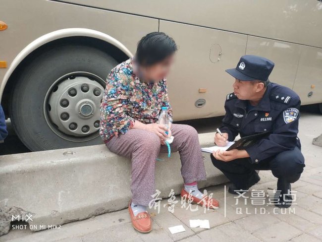 濟南這位老人從槐蔭區跑到歷城區后迷路了，多虧巡警