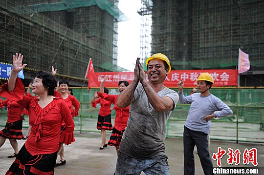 中國(guó)擬實(shí)施建筑工人實(shí)名制 需登記并經(jīng)基本安全培訓(xùn)