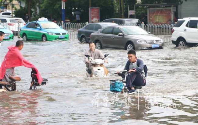 強降水突襲德州，市區變“汪洋”！車輛紛紛淌水過街