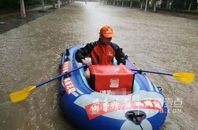 電動車被淹！為了按時送餐，淄博外賣小哥用上皮劃艇