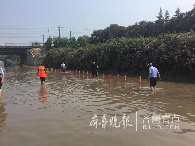 雨中13萬元農民工工資漂走，民警徹夜未休撿回12萬多