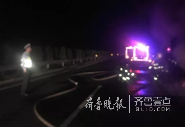 棗莊高速境內(nèi)一貨車變“火車” 交警溫馨提示