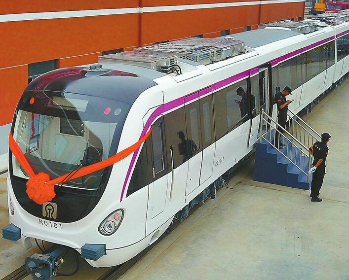 R1線首列車“到貨”啦 4節車廂可容納960人 投用后有望設免費WiFi