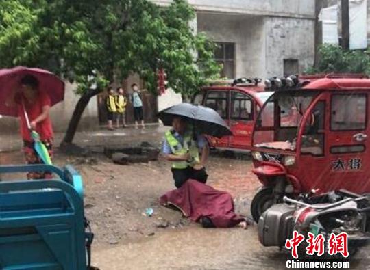 蘇北大雨釀車禍 好交警為昏迷老人撐起“愛心傘”