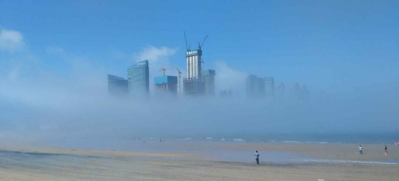 云霧繚繞似仙境 青島沿海一線再現平流霧景觀(組圖)