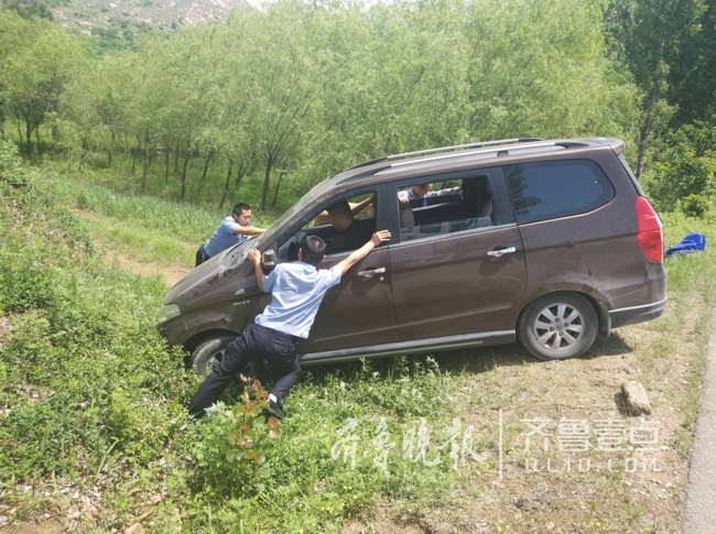 停車看風(fēng)景忘拉手剎 車輛滑進(jìn)溝 兩游客遇困(圖)