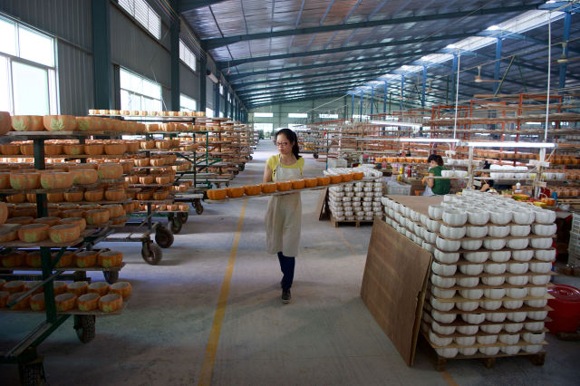 德化顺美陶瓷有限公司工人在搬运上色后的陶坯. 姜克红 摄