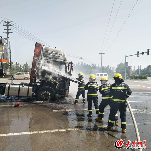 陽信一貨車行駛中自燃 貨車車頭損毀無人員傷亡