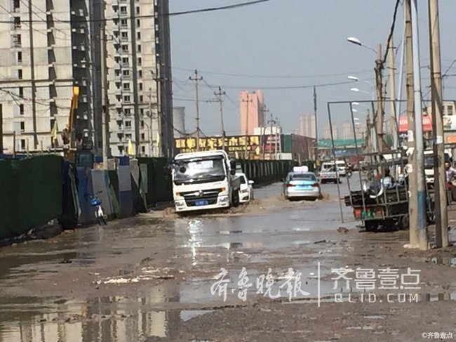 情報(bào)站|濟(jì)南一路段坑洼不平,雨天過(guò)后成了“泥塘”