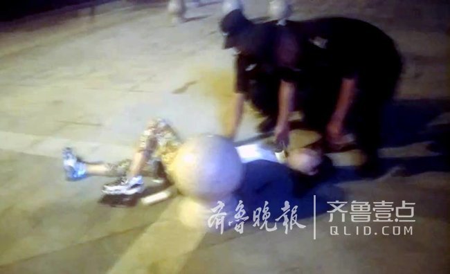 濟(jì)南醉酒女子深夜醉臥街邊，幸有好心保安幫忙