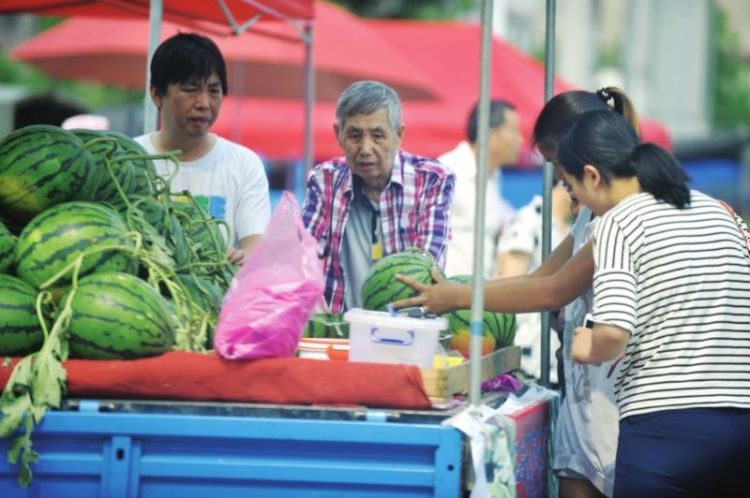 这么直接?水果摊主:这秤1斤只有8两 要称够得加钱