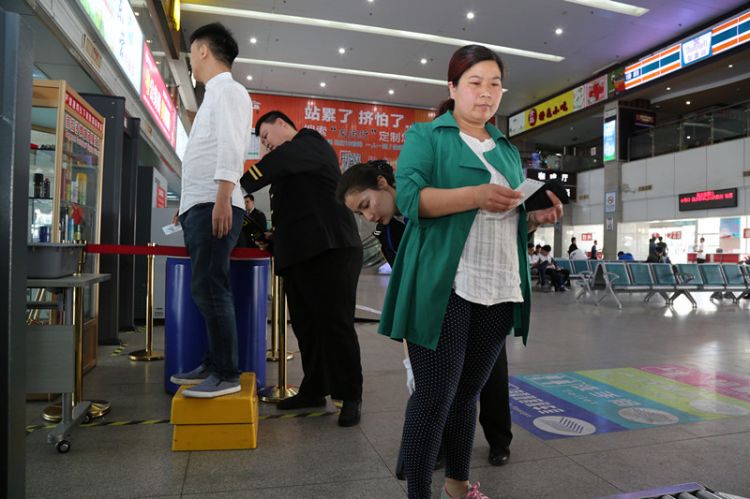 青島汽車總站安檢升級，旅客全身檢查衣兜都要掏