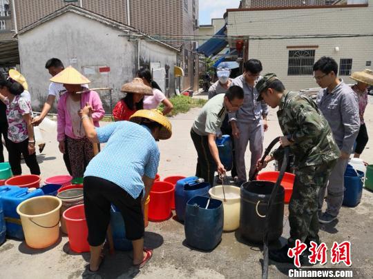 廣東惠東黃埠干旱缺水 邊防民警街頭送水