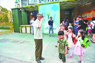 老人36年來幼兒園門口給每個孩子敬禮 孩子回禮