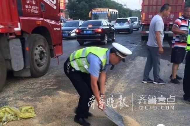 貨車出事故撒落一地貨物，莘縣交警變身“搬運工”