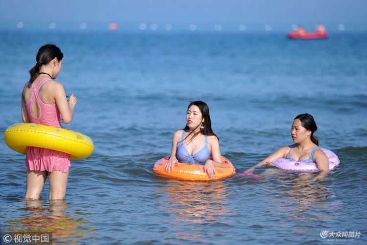 組圖：青島初夏海邊風情濃郁 游客下海試水嘗鮮