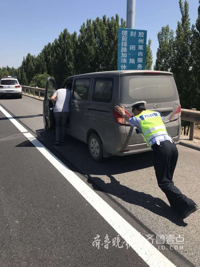 面包車高速上突發故障“趴窩”，交警烈日下推車救助