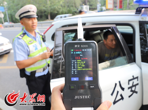 濟南一大貨車司機醉駕去拉沙 風中的酒味出賣了他