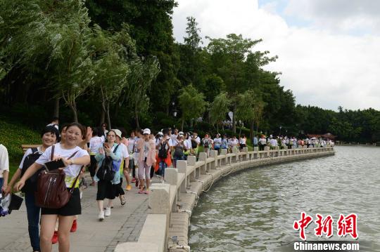 福建泉州數(shù)千市民行走狂歡 點贊“健康萬步走”