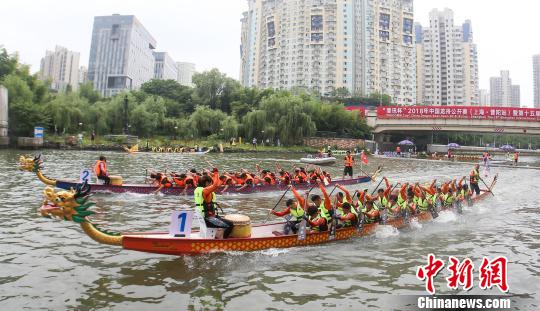 中外友人滬上龍舟競(jìng)技 擊鼓揮槳感受中國傳統(tǒng)習(xí)俗