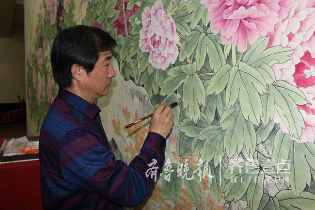 巨野画家在升降机上创作出最大工笔画《花开盛世》