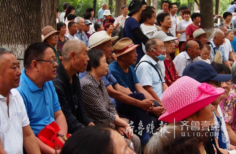 年輕人看足球，老人愛聽戲！都聽迷了