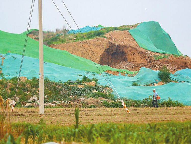 港溝村90萬㎡建筑垃圾8月底前清完 1臺移動破碎機1天處理萬余方垃圾