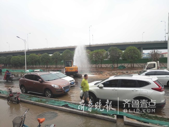 情報站|濟南西濼河路自來水管破裂，水柱噴起幾米高