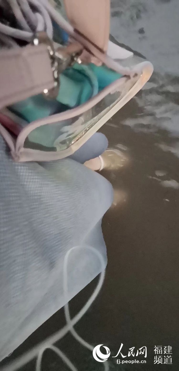 网友@童糖糖 在朋友圈中晒出自家小区的积水,已达脚踝深.