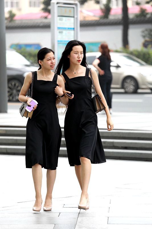 高清：雨后氣溫快速回升 看青島小嫚清涼夏裝上陣