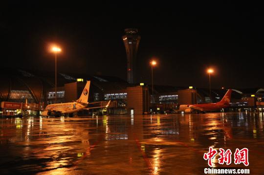 雷陣雨致成都機場近萬名旅客滯留機場