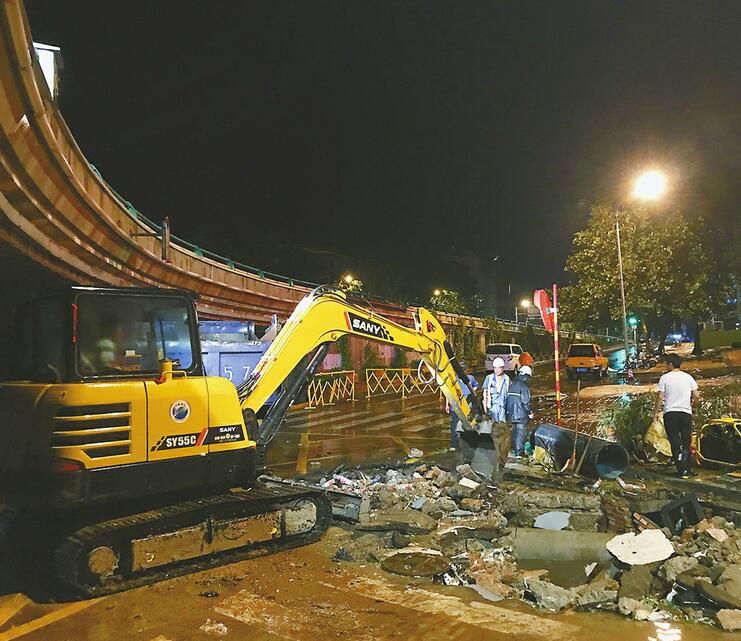 水管爆裂淹路面 工人雨夜搶修 爭取當日17點前修復