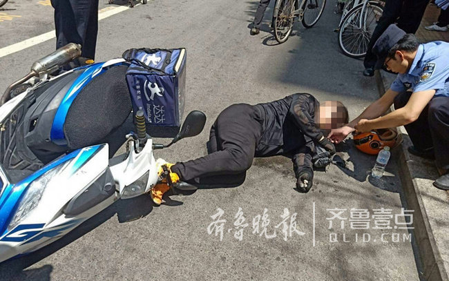 外賣小哥烈日下中暑，濟(jì)南市中巡警熱心救助