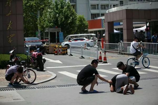 畢業生跪地感恩母校：學校這么大，恨自己不能抱著…