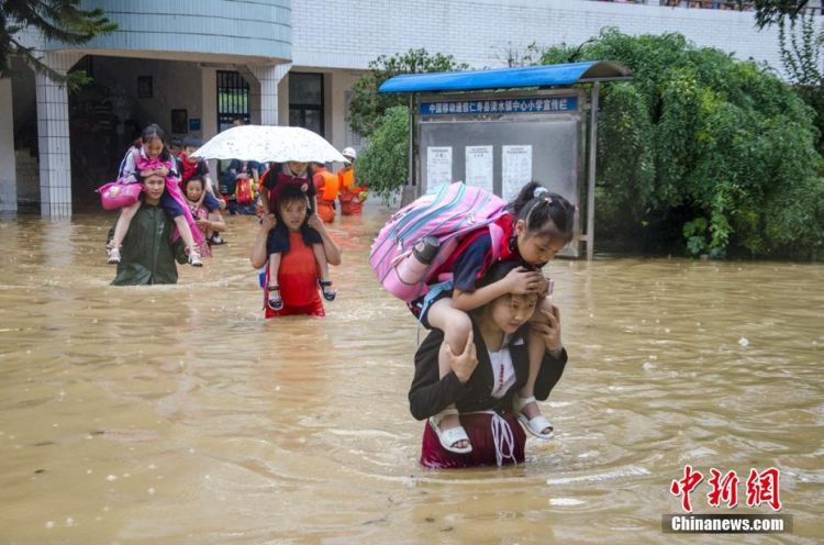 人車船齊上陣 1093名被困師生安全轉(zhuǎn)移