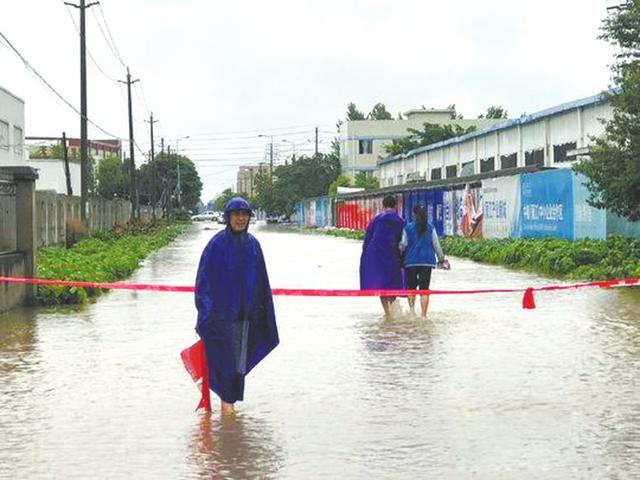 蒲江大爺雨中站12小時 當“人肉警示牌”指路