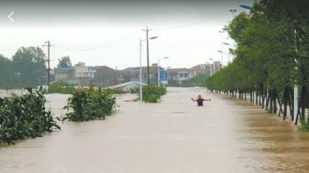 暴雨中涉水“逆行”男子：癱瘓的父親還在家里等我