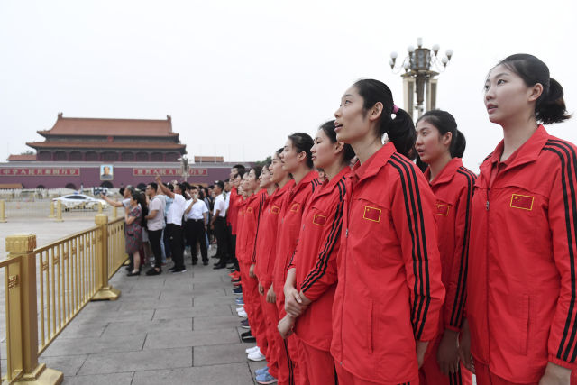 中國(guó)女排在天安門(mén)廣場(chǎng)觀看升國(guó)旗儀式