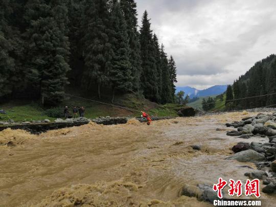 新疆奇臺縣強降雨引發(fā)山洪 10名群眾被困消防緊急營救