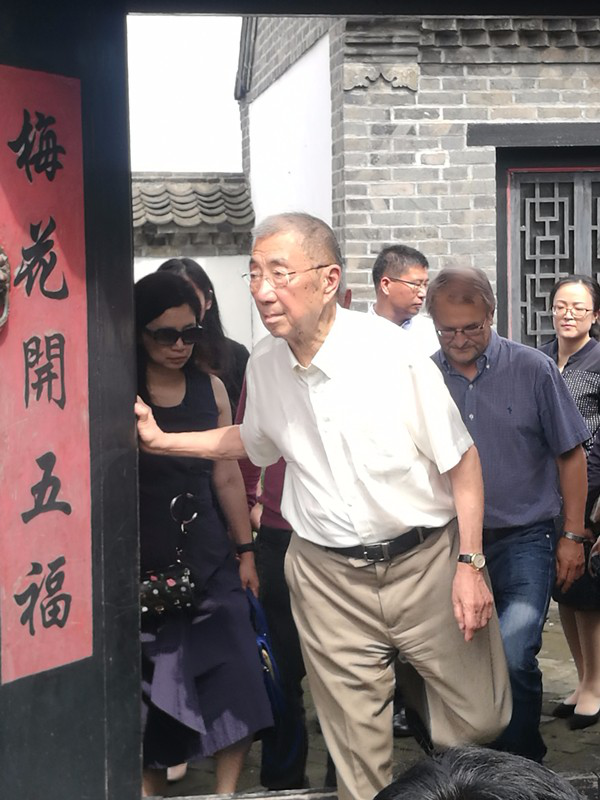 諾貝爾獎獲得者82歲的丁肇中教授又回日照老家了！