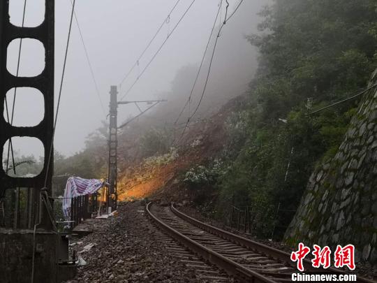 寶成線連續發生山體崩塌災害影響18趟列車