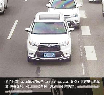 重慶交巡警嚴查開車撥打接聽手持電話等“盲駕”行為