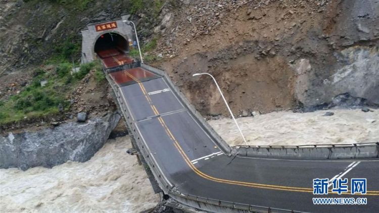 暴雨致四川茂縣國道213線一處橋梁垮塌(組圖)