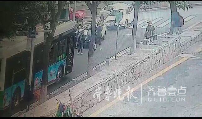 行人過馬路被卷車底 公交職工帶領眾人抬車營救(圖)